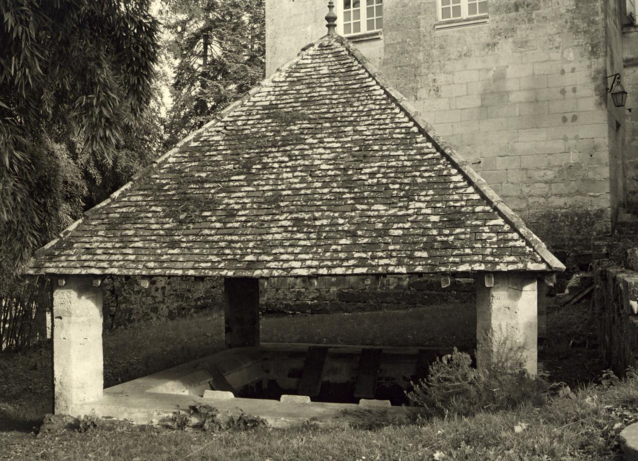 Abzac, le lavoir au château