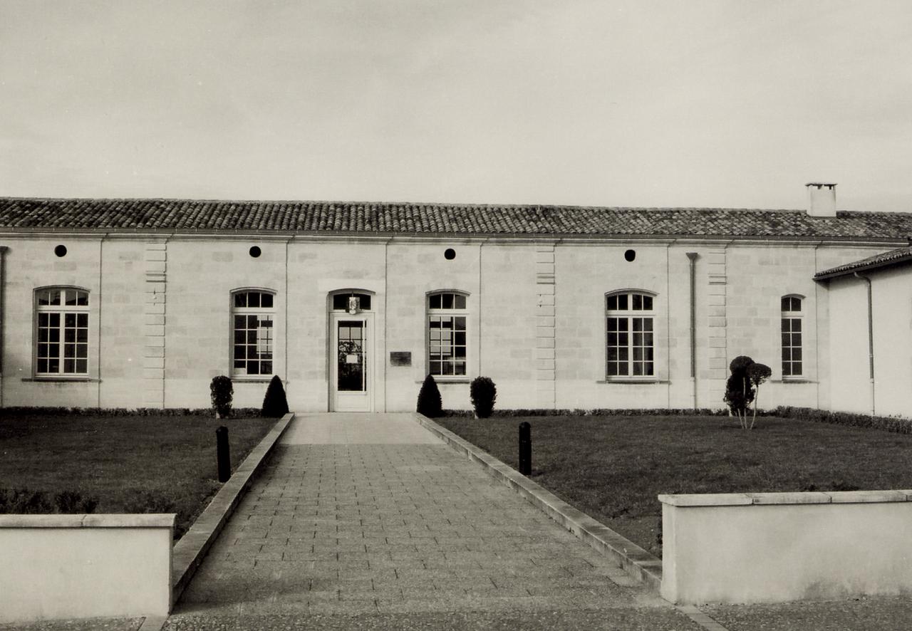 Abzac, l'ancien presbytère transformé en mairie.