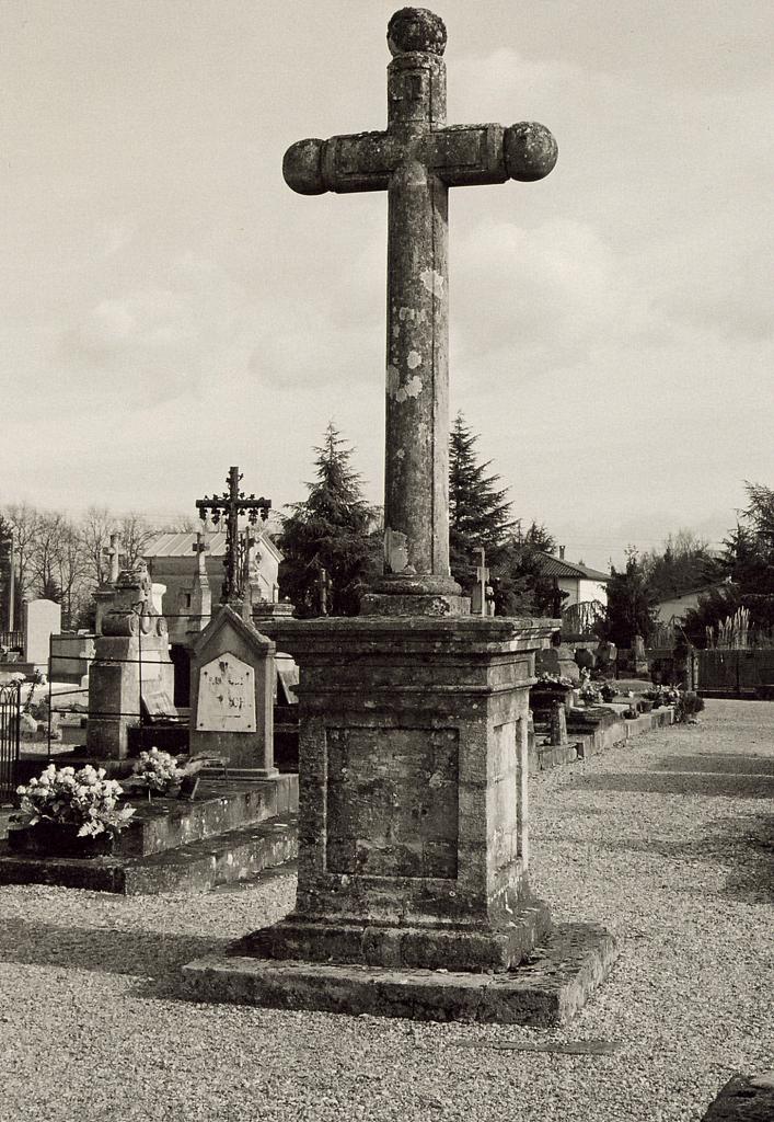 Abzac, la croix du cimetière