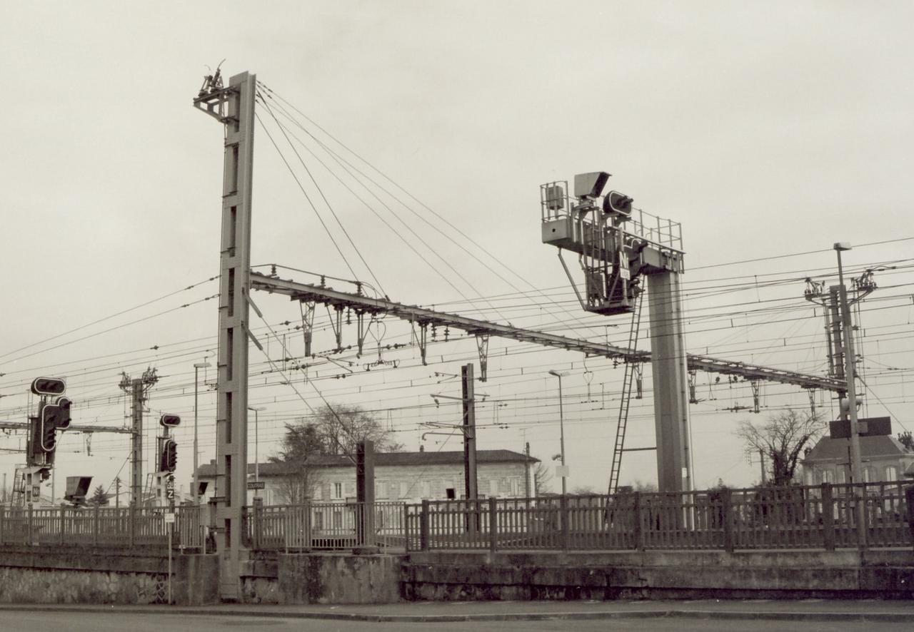 Coutras, caténaires et signaux en gare de Coutras