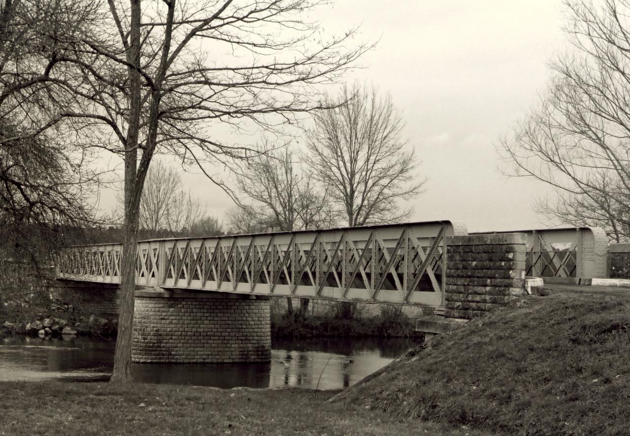 Les Eglisottes, le pont métallique sur la Dronne