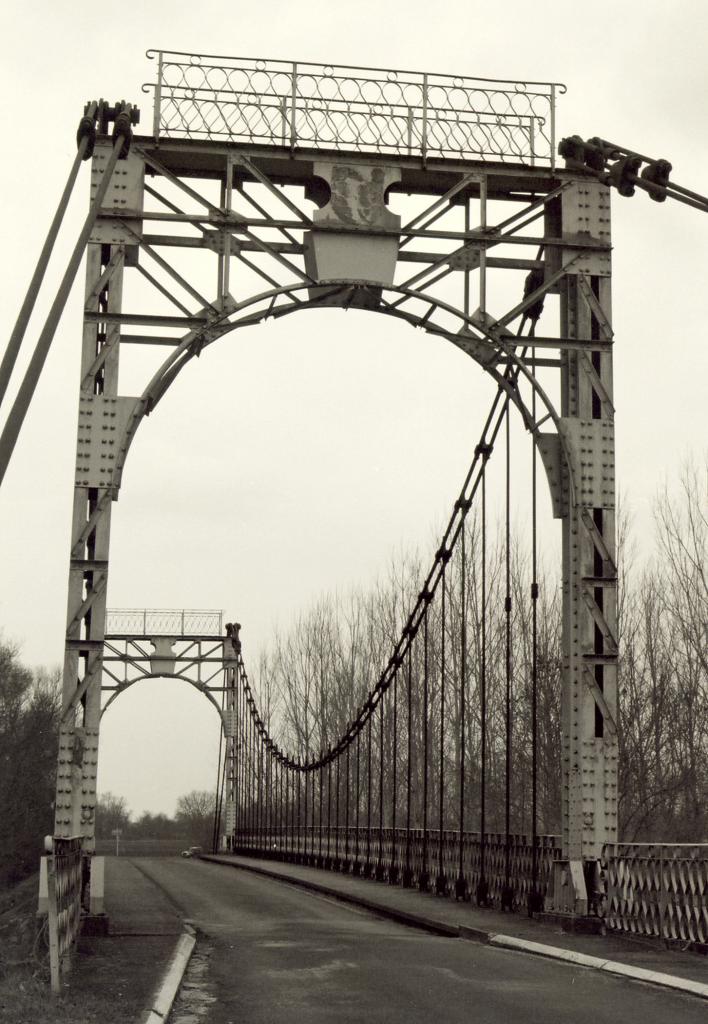 les Peintures, le pont suspendu sur la Dronne