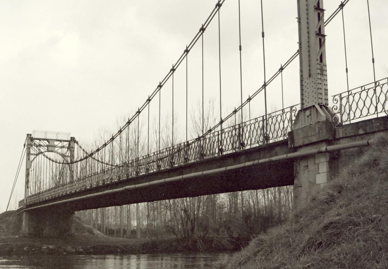 les Peintures, le pont suspendu sur la Dronne