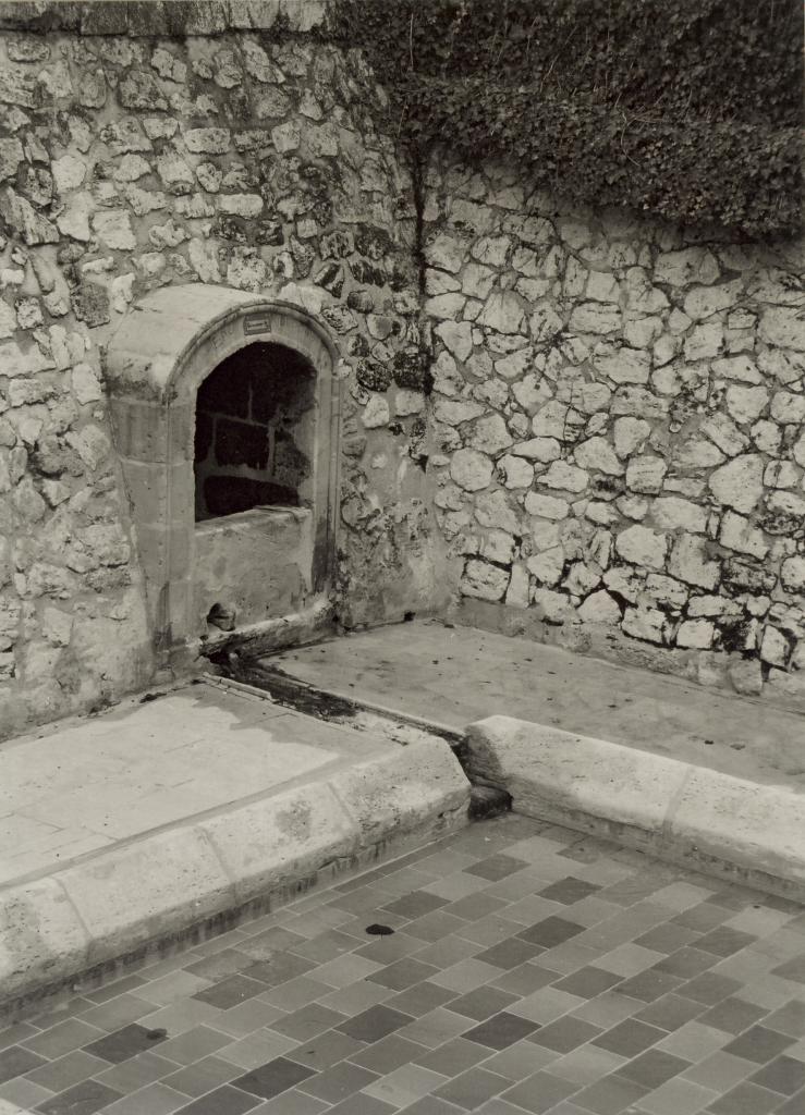 les Peintures, lavoir et source