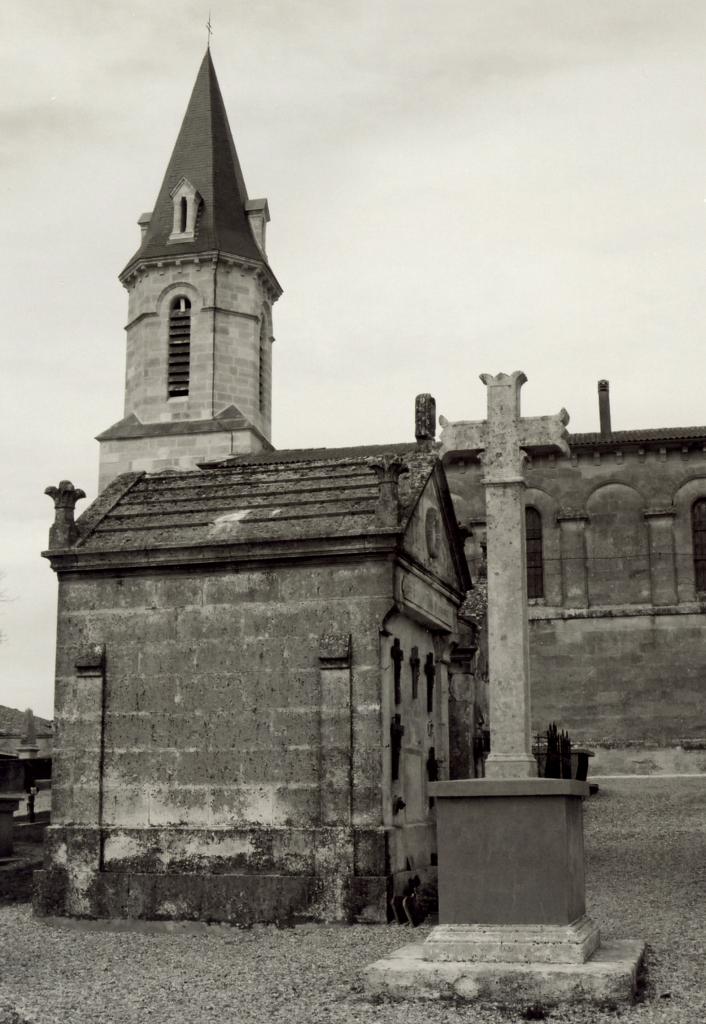 Saint-Christophe-de-Double, la croix Hausannière du cimetière