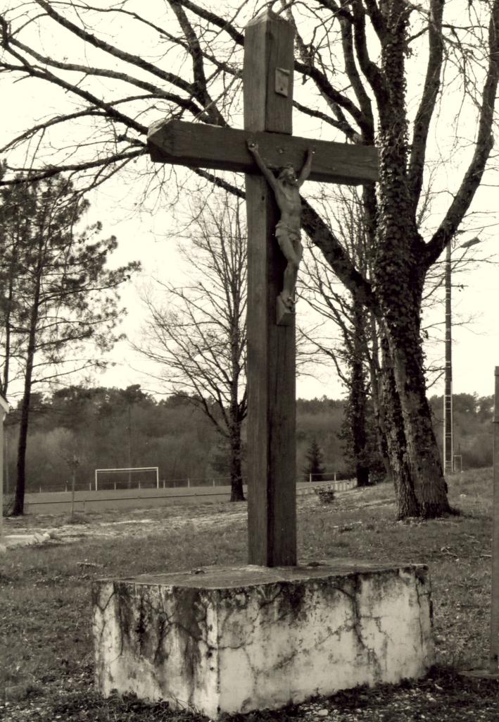 Saint-Christophe-de-Double, une croix vers le stade