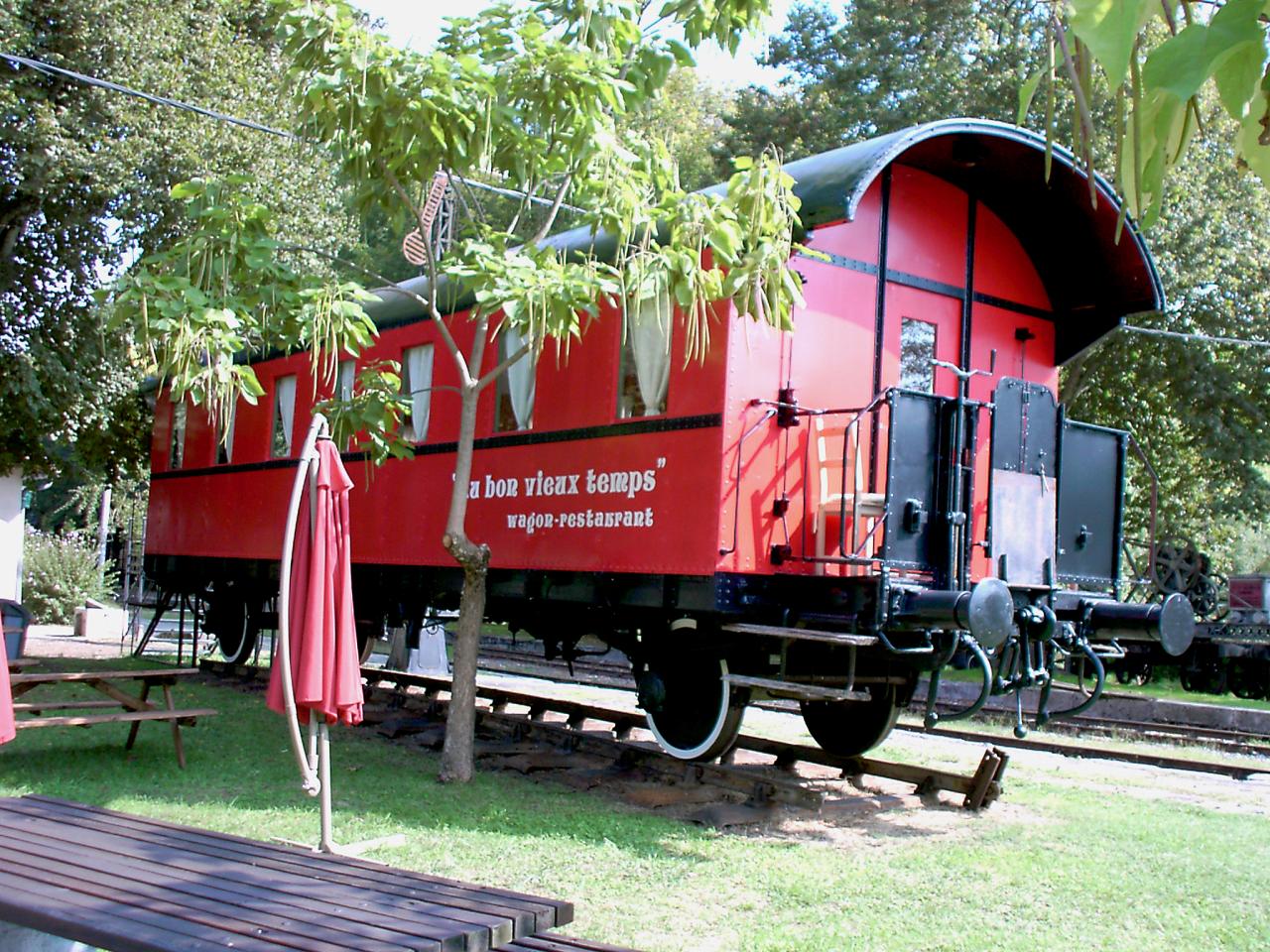 wagon restaurant en gare de Guitres