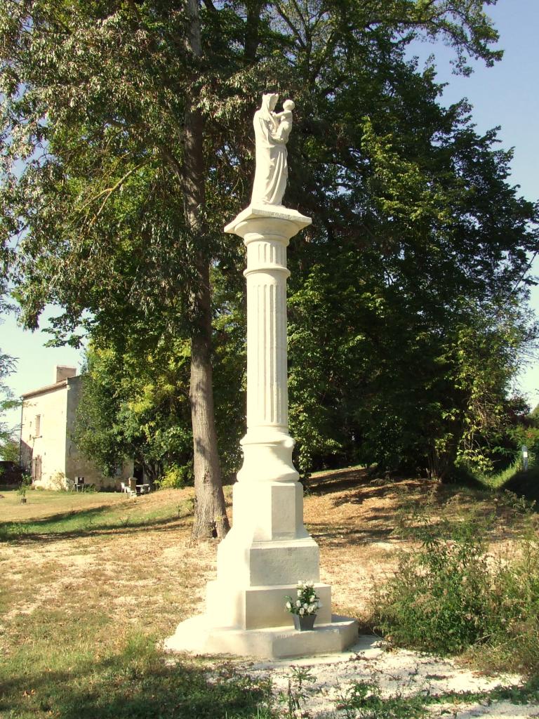  Fronsac, à l'entrée du bourg