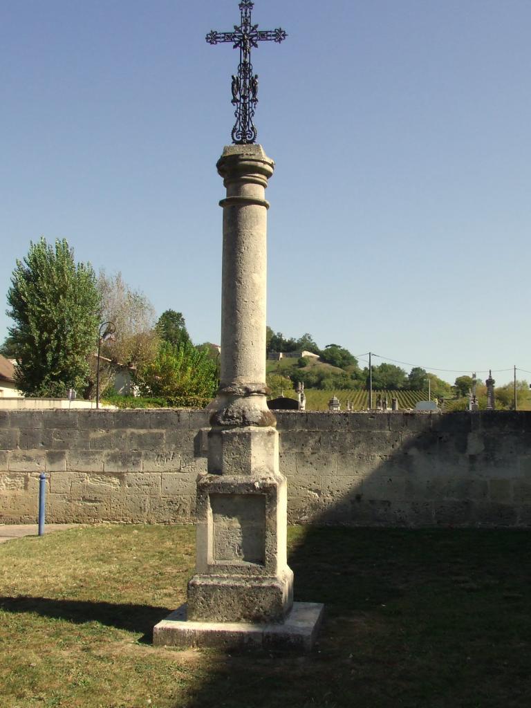  Fronsac, une croix devant l'église