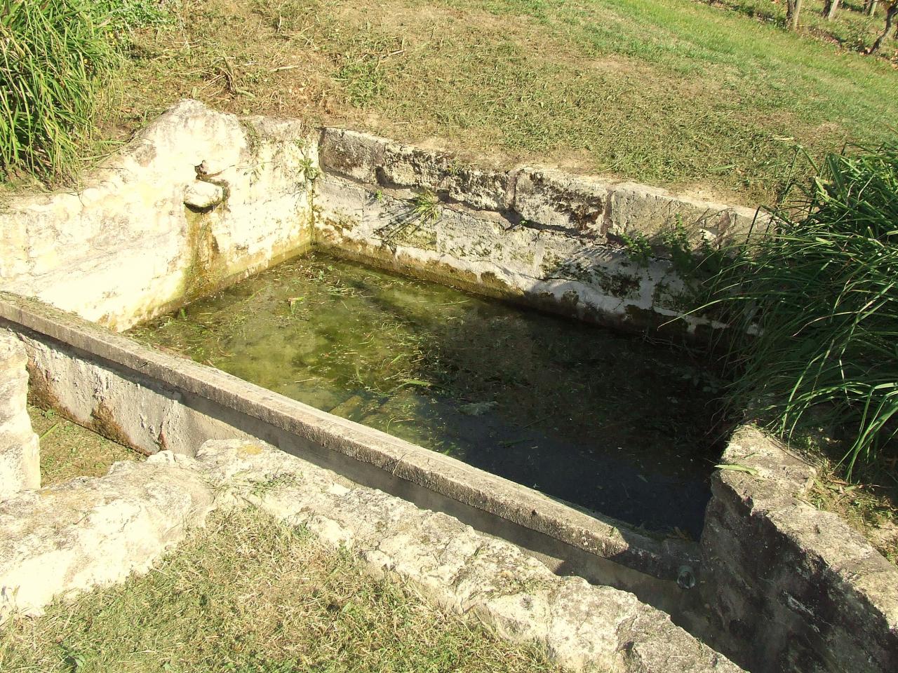 Saillans, un lavoir vers l'église