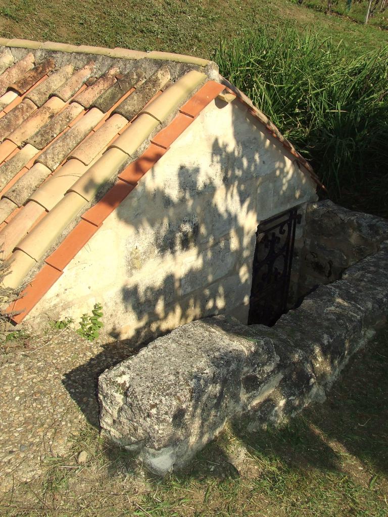 Saillans, un lavoir vers l'église