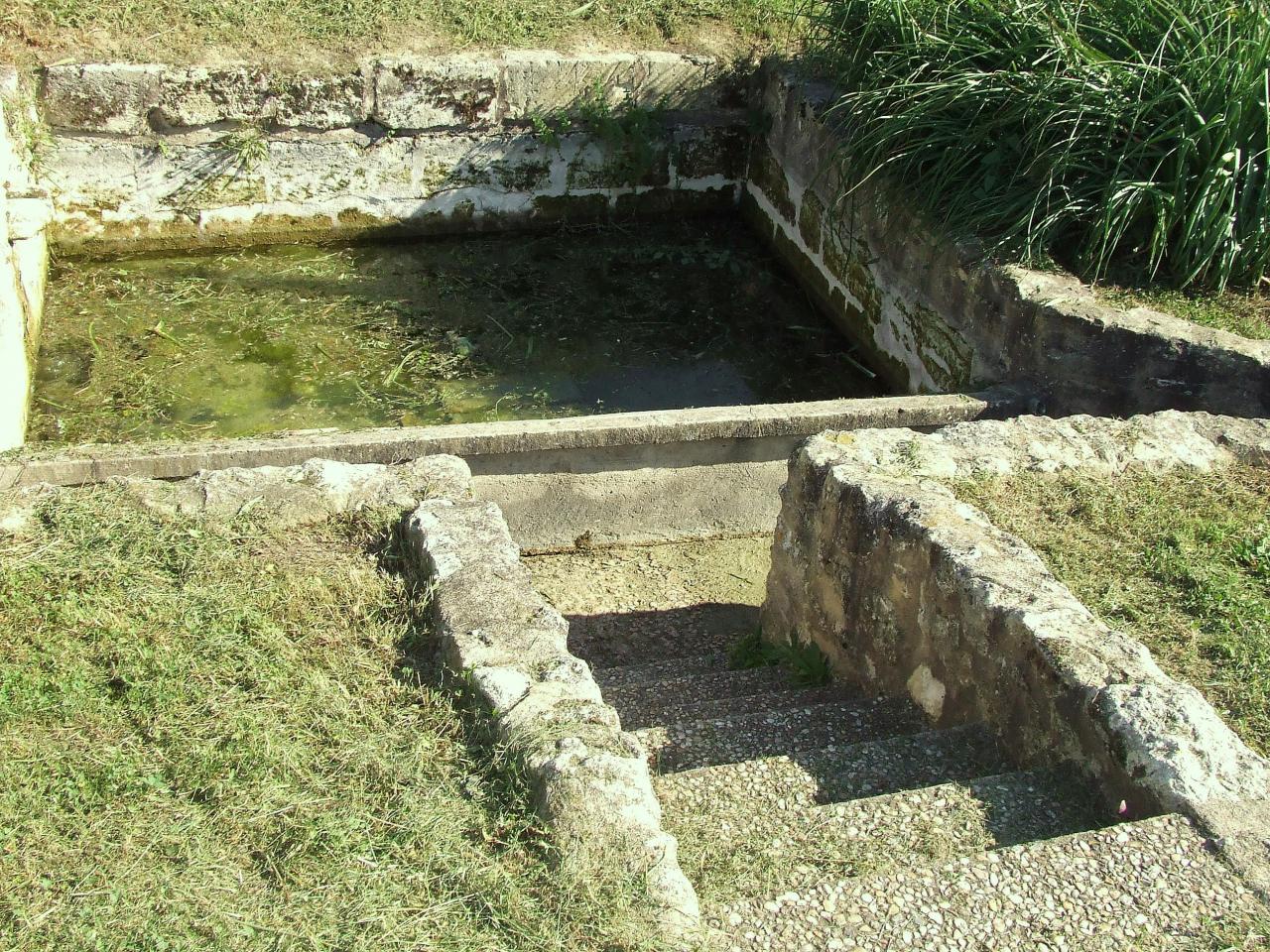 Saillans, un lavoir vers l'église