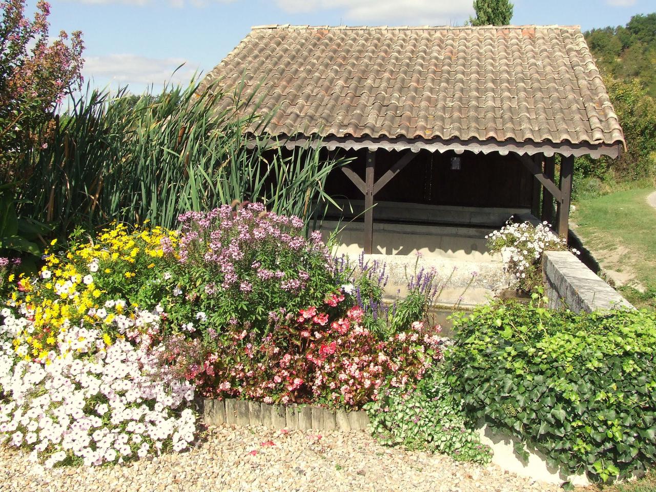 la Rivière, ce lavoir est admirablement bien fleuri