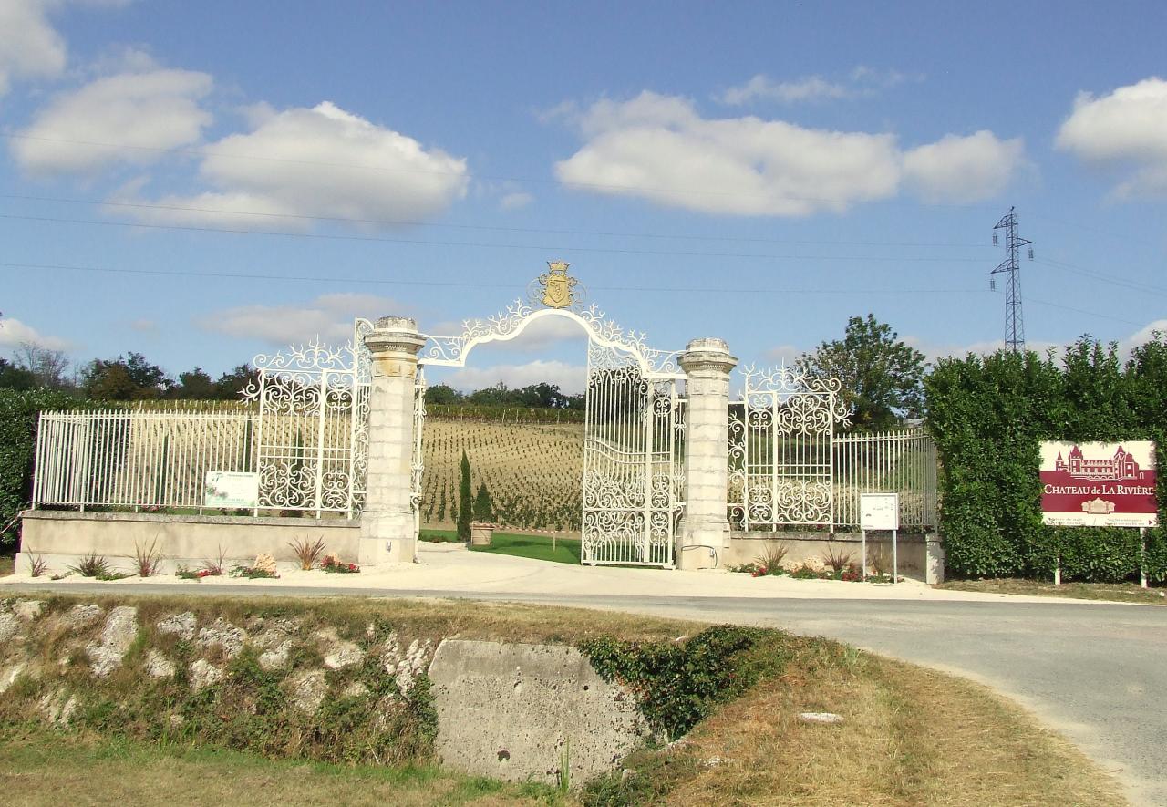 la Rivière, le portail du Château la Rivière