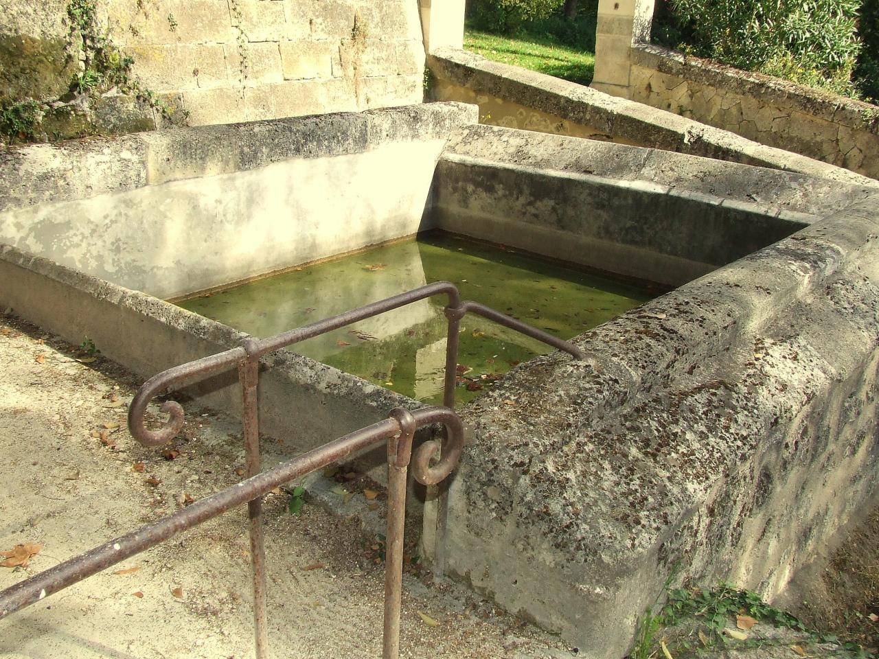 Saint-Germain-la-Rivière, un lavoir au lieu-dit la Roque