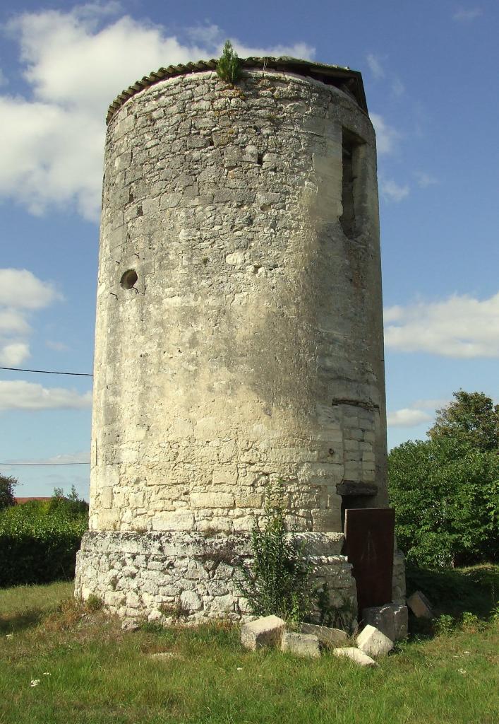 Saint-Germain-la-Rivière, une vue plus rapprochée de cet ancien moulin