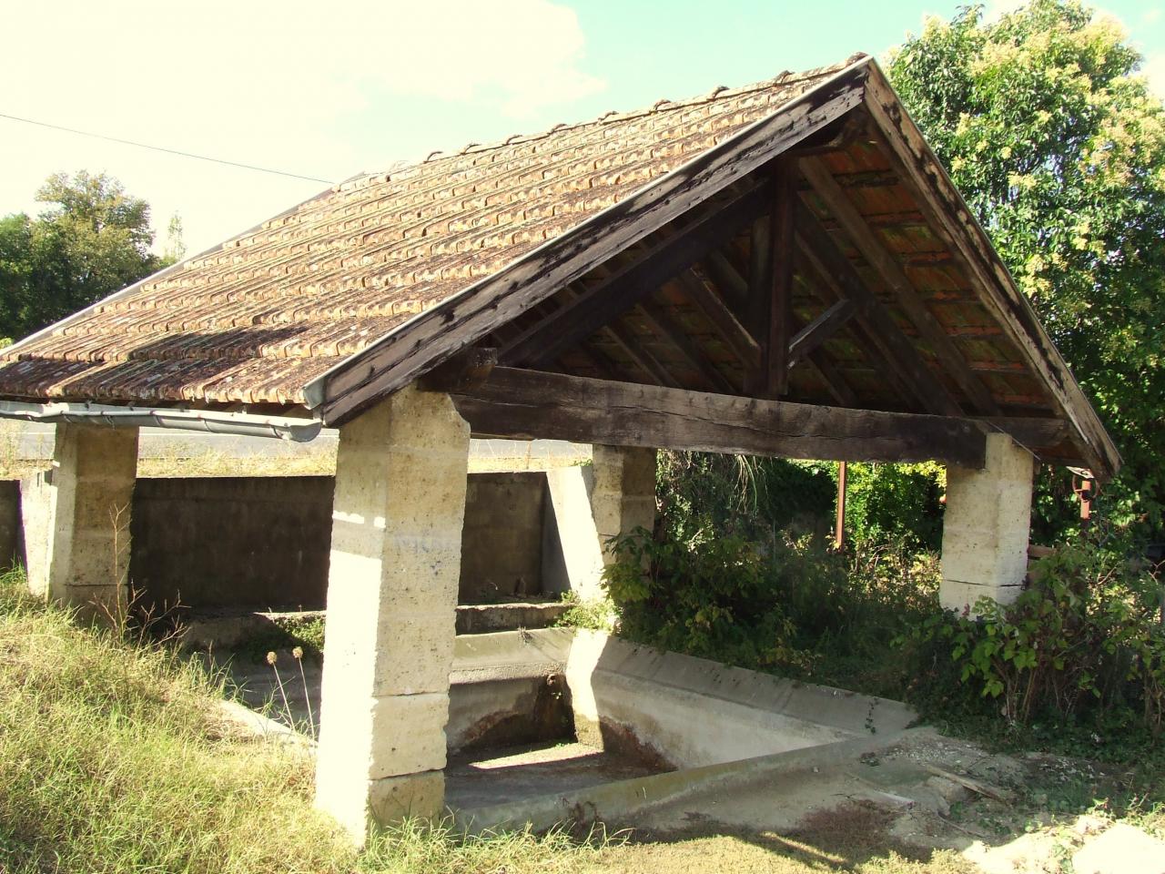 Saint-Germain-la-Rivière, un lavoir avenue du Général de Gaulle