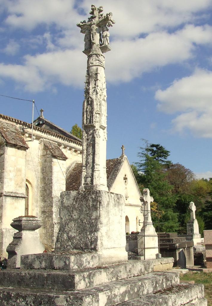 Saint-Germain-la-Rivière, la croix sculptée du cimetière