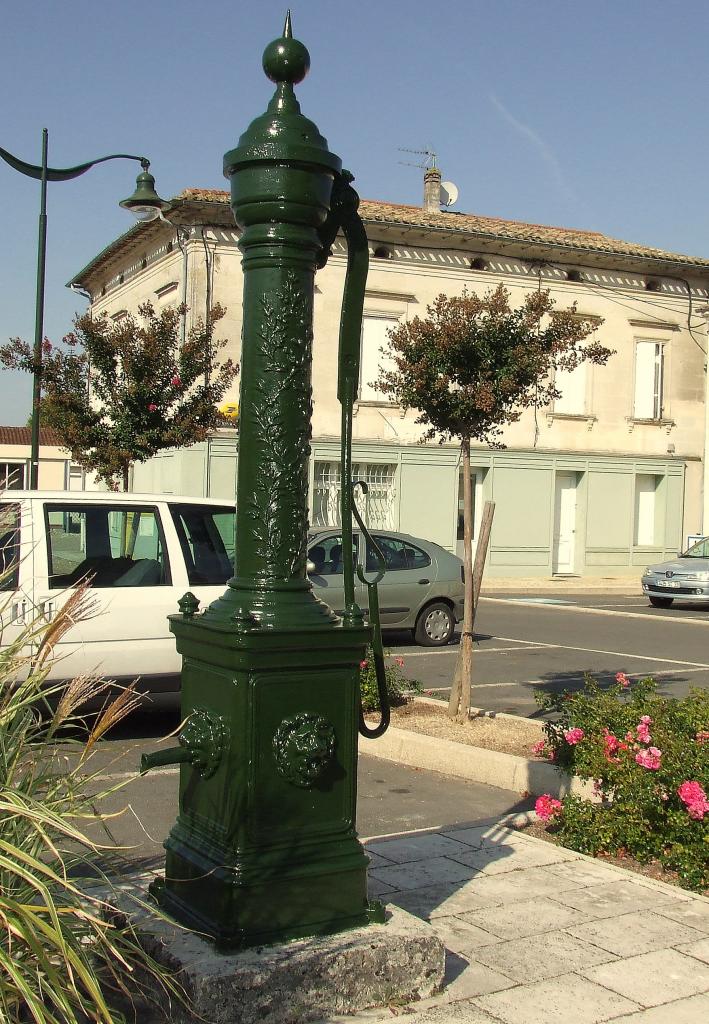 Villegouge, une pompe à eau sur la place