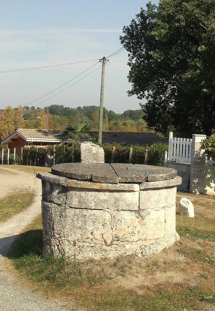 Villegouge, un puits au tertre de Thouil