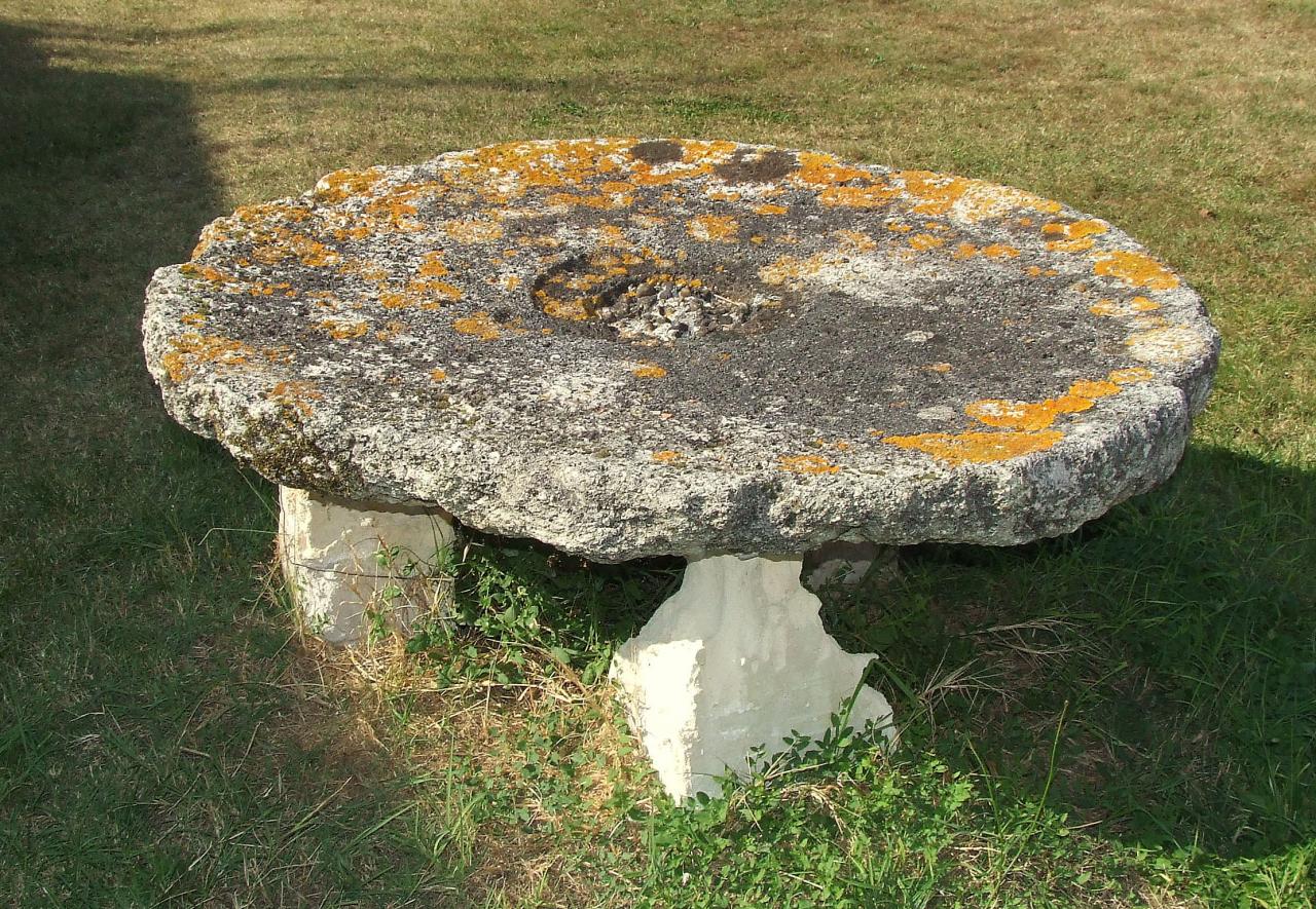 Tarnès, une table de pierre au lieu-dit les Maurins