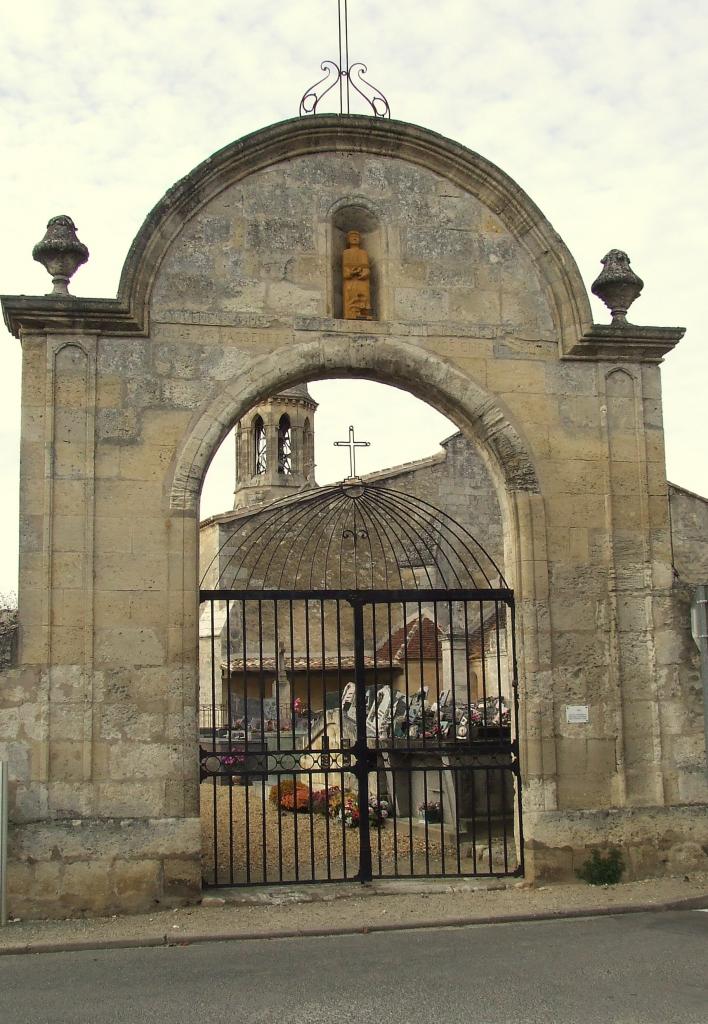 Saint-Romain-la-Virvée, un portail du cimetère