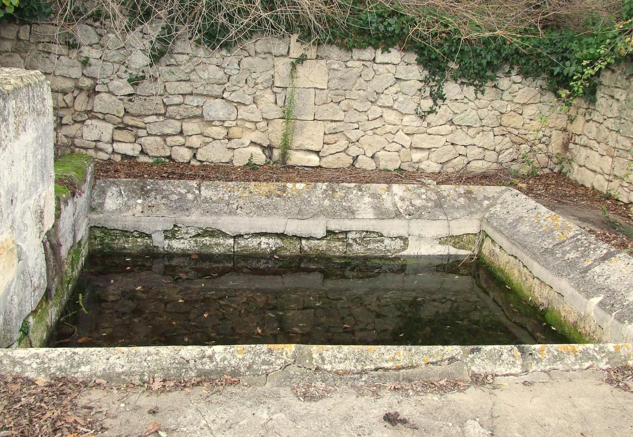 Asques, une fontaine et son lavoir au lieu-dit Saint-Martin