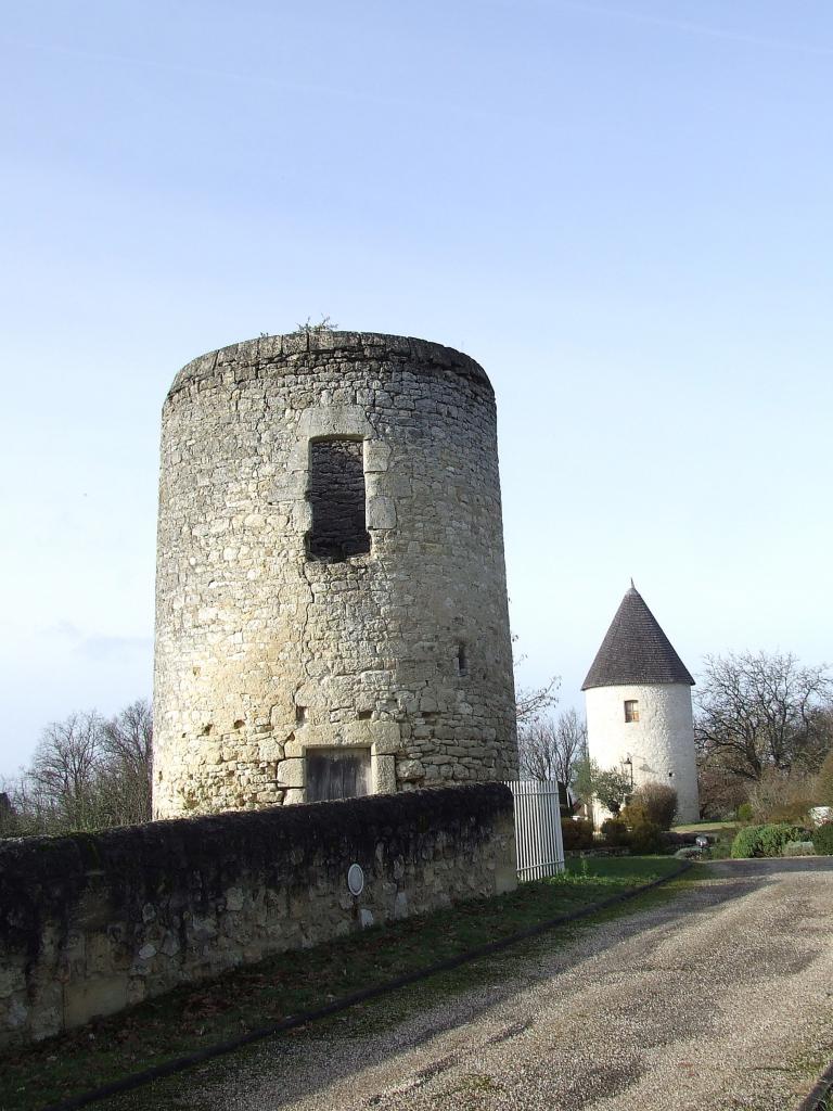 Asques, un moulin et les restes d'un autre moulin