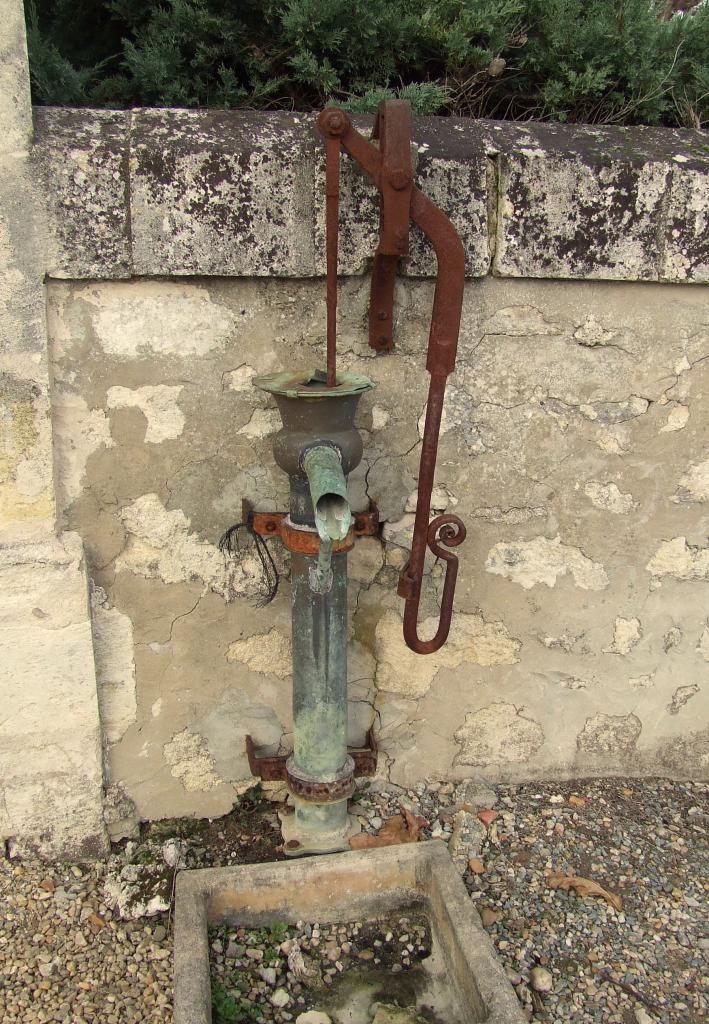 Cadillac-en-Fronsadais, une pompe à eau dans le cimetière