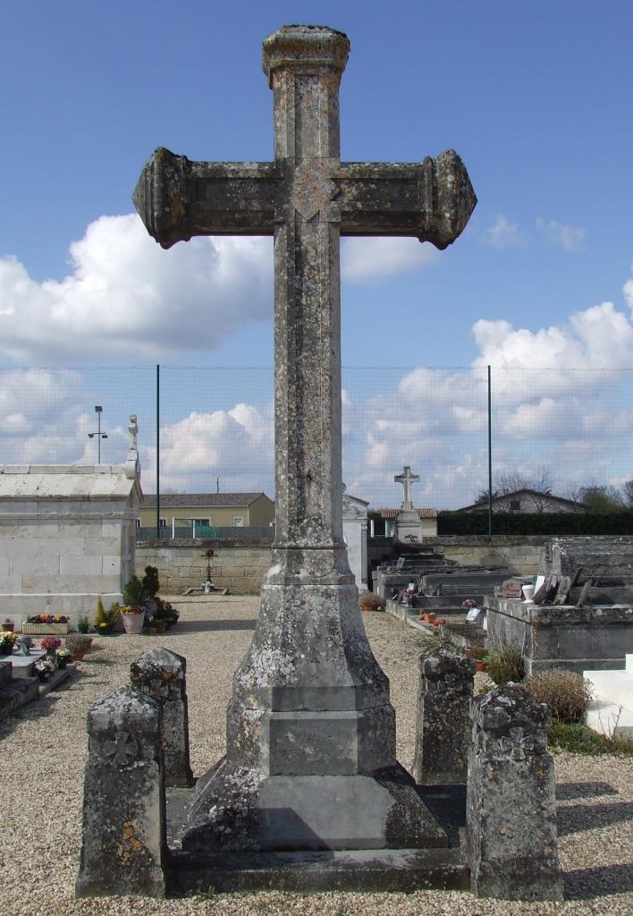 Galgon, la croix du cimetière