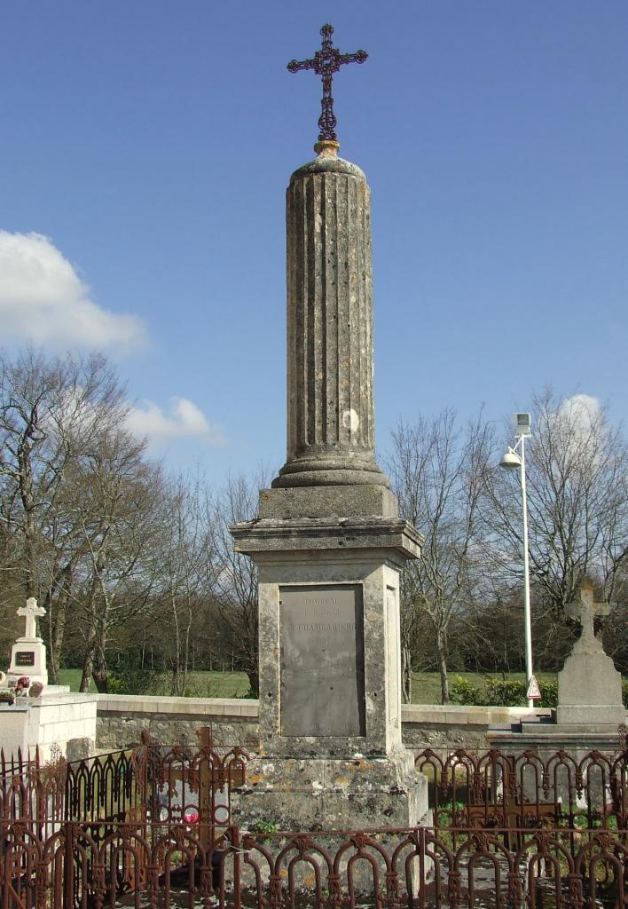 Périssac, la croix du cimetière