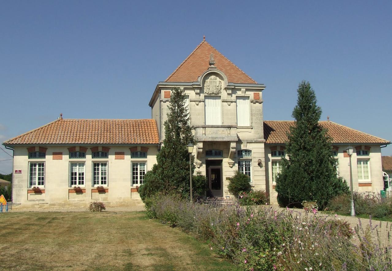 Saint-Genès-de-Fronsac, la mairie et les écoles