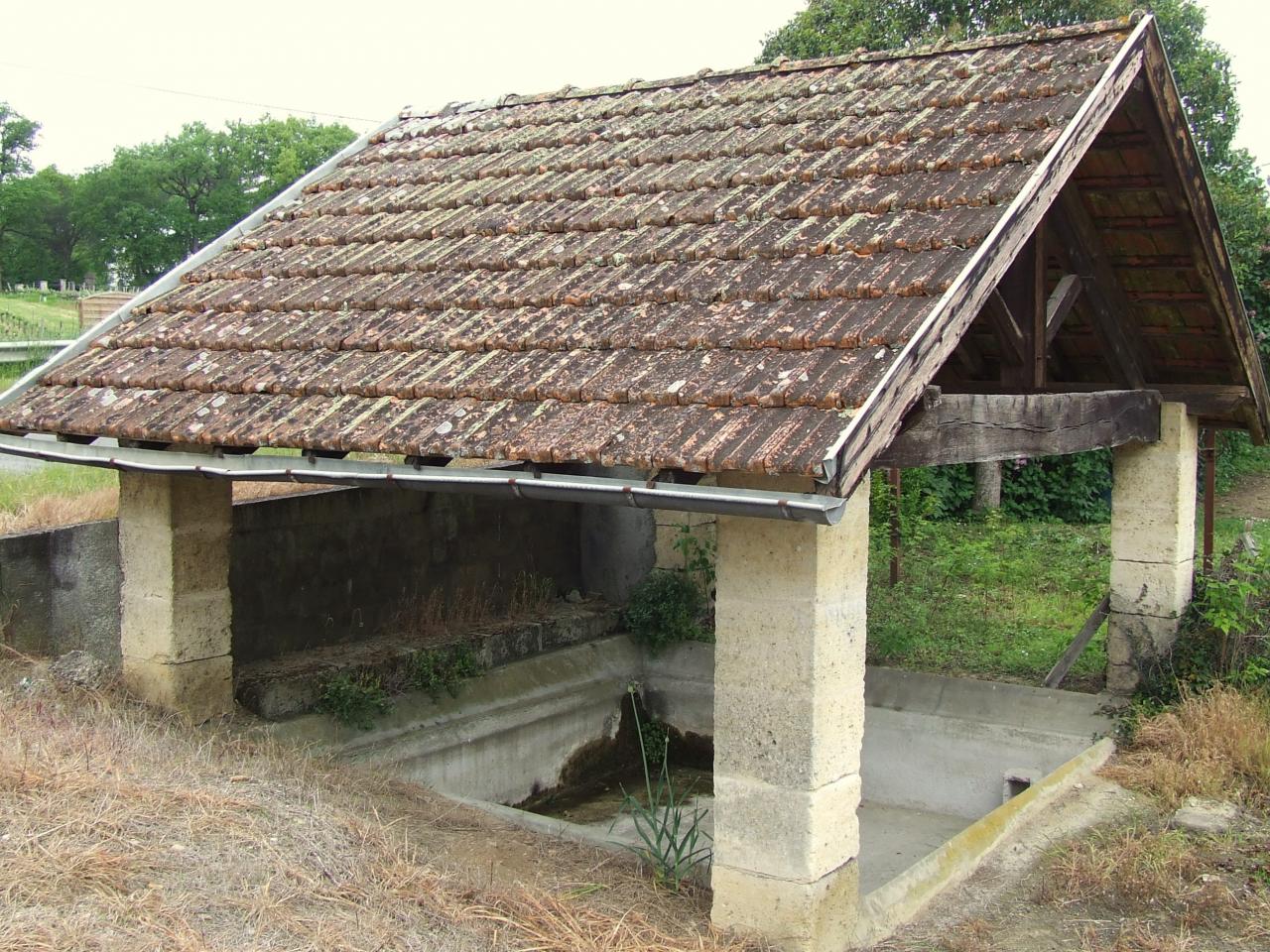 Lugon-et-l'Ile-du-Carney, un lavoir à l'entrée du bourg sur le CD670