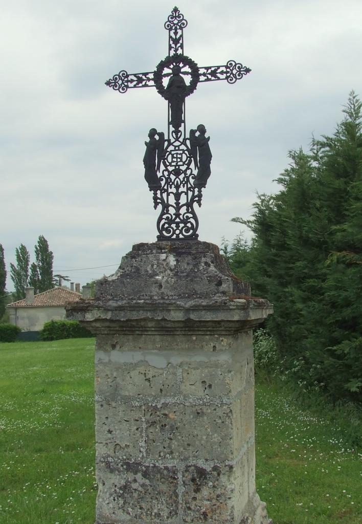 Lugon-et-l'Ile-du-Carney, une croix de carrefour au CD670