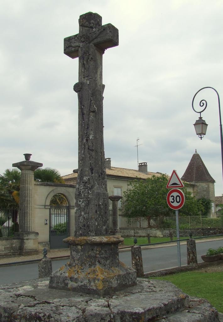 Lugon-et-l'Ile-du-Carney, une croix du cimetière