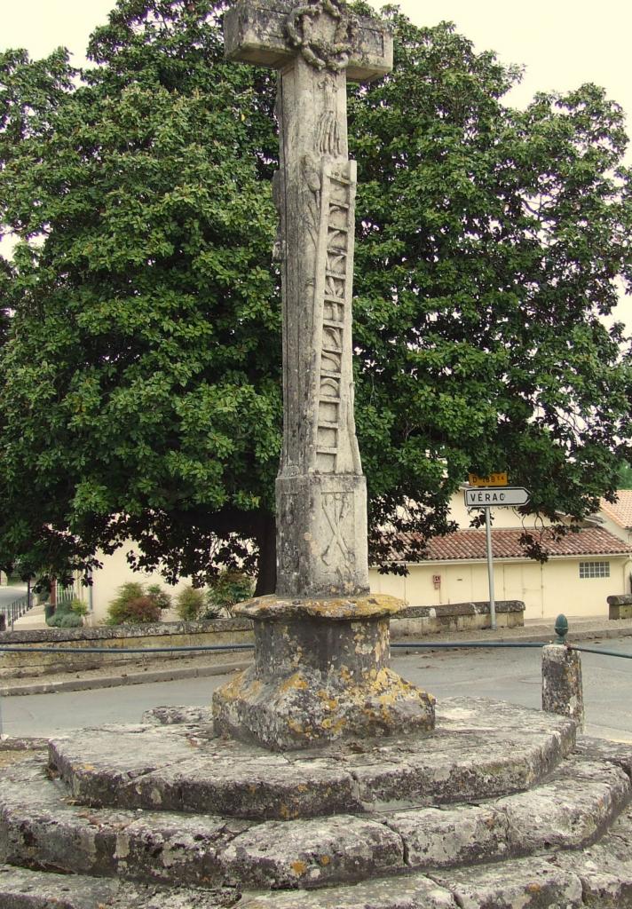 Lugon-et-l'Ile-du-Carney, la croix du cimetière