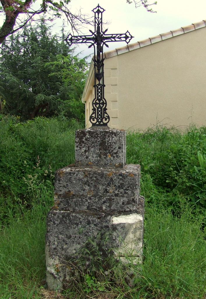 Lugon-et-l'Ile-du-Carney, une croix rue du 8 mai 1945