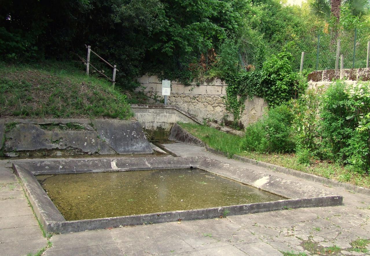 Arveyres, un lavoir sur la route de Cadarsac