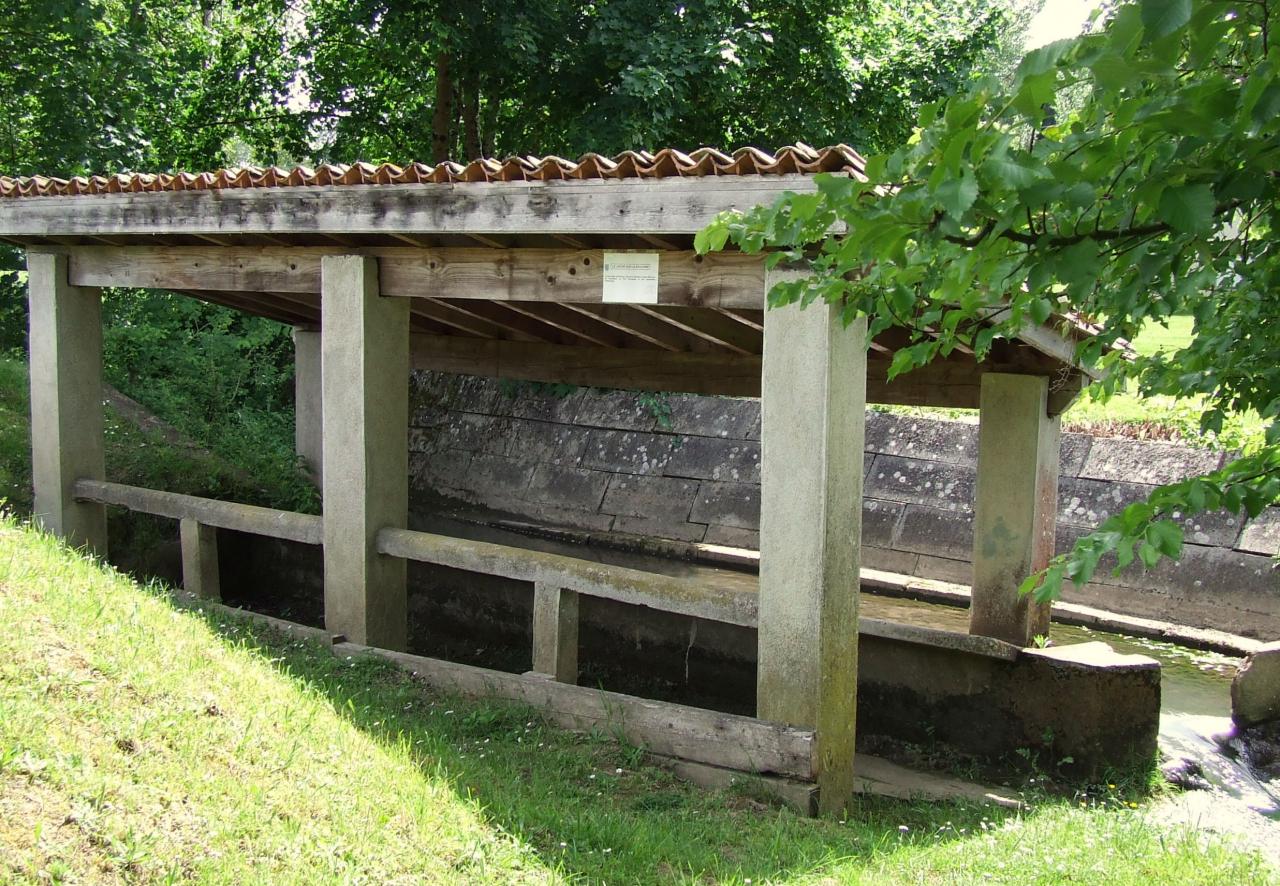 Arveyres, le lavoir rue du Moulin de la Mer