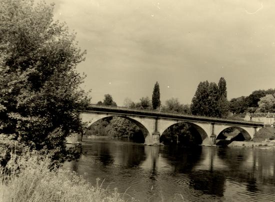 Vitrac, ce pont enjambe la Dordogne.