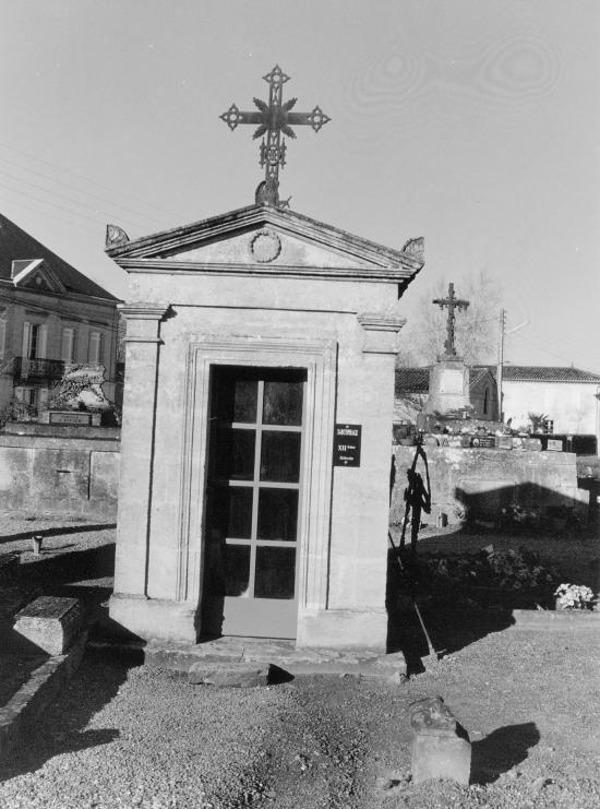 Saint-Pey-d'Armens, un sarcophage.