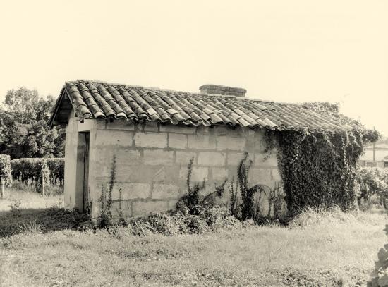 Saint-Christophe-des-Bardes, une maison de vigne au lieu-dit Robin.