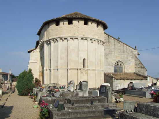 Saint-Quentin-de-Baron, le chevet roman de l'église Saint-Quentin.