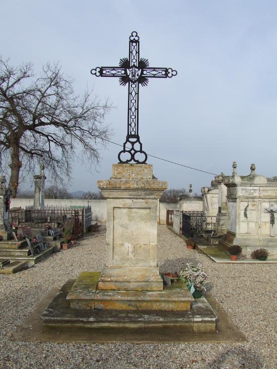 Génissac, la croix du cimetière.