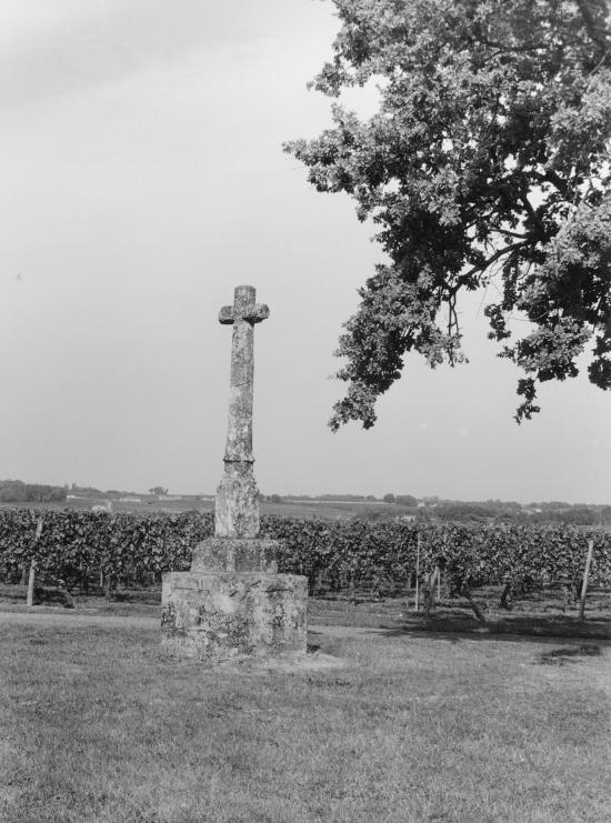 Saint-Christophe-des-Bardes, une croix de mission.