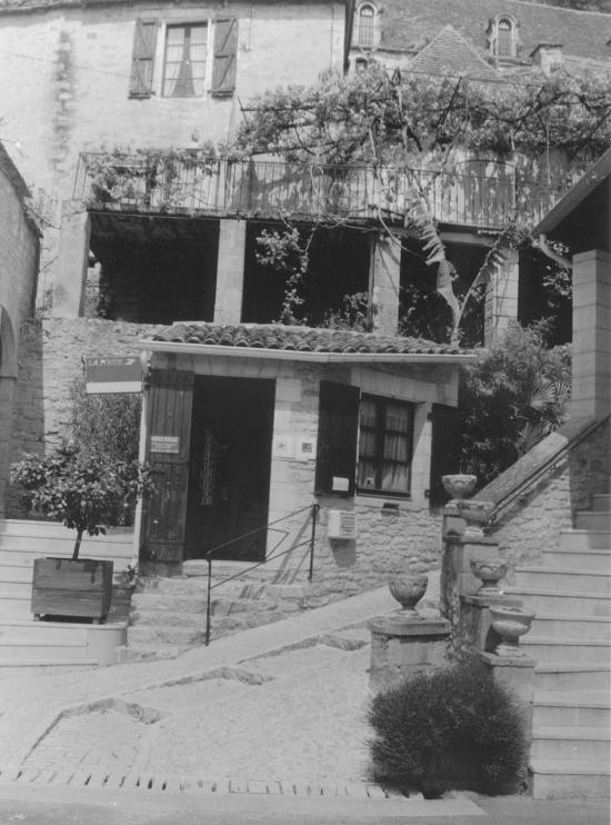 La Roque-Gageac, une maison de pierre et un escalier.