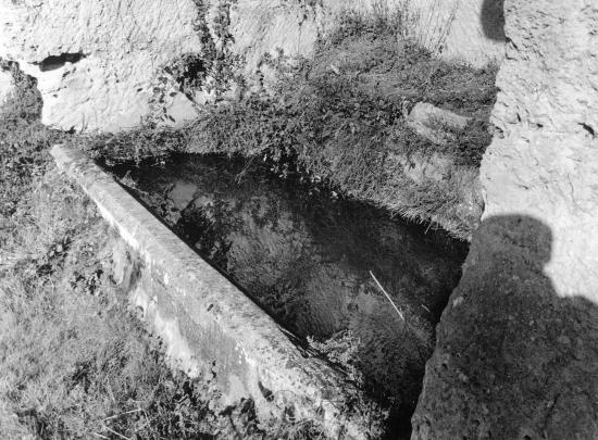 Saint-Laurent-des-Combes, un ancien lavoir taillé dans la roche.