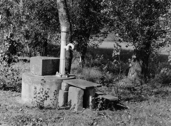 Vayres, chez l'habitant, un puits et une pompe.