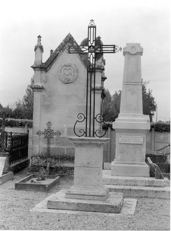 Savignac-de-l'Isle, la croix du cimetière.
