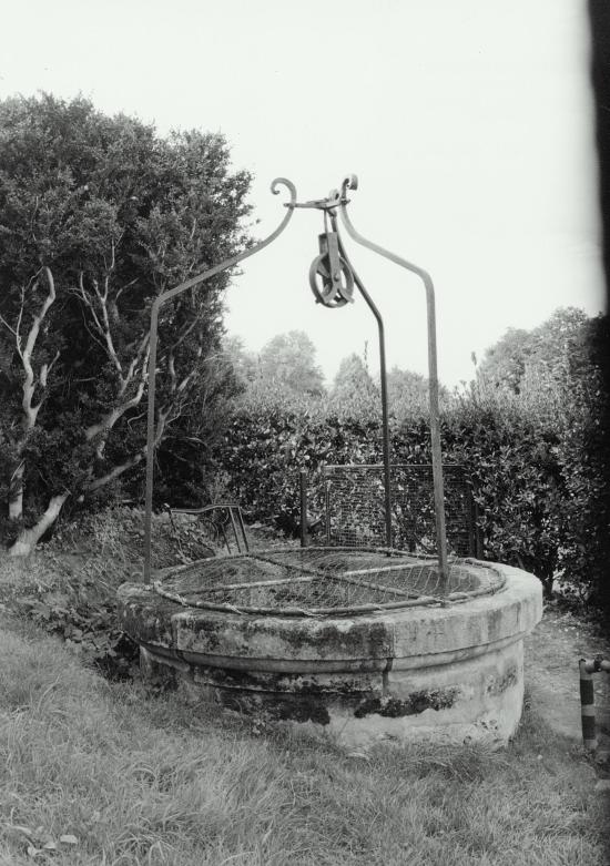 Vayres, dans l'enceinte du château, un magnifique puits à treuil.